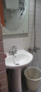 a bathroom with a white sink and a mirror at نزل الاوئل in Al Madinah