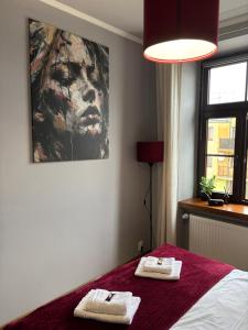 Postel nebo postele na pokoji v ubytování Apartamenty Łuczkowskiego z widokiem na studnię 4