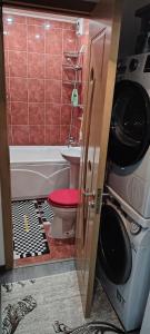 une salle de bain avec toilettes et lavabo dans l'établissement Apartament 2 camere, à Zărneşti 6 autres photos