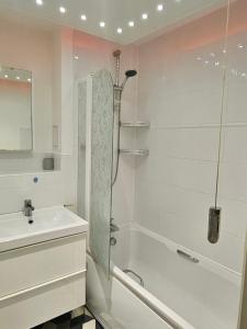 een badkamer met een wastafel, een bad en een douche bij 1Bedroom Apartment in Central Northampton in Kingsthorpe