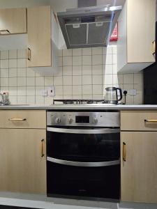 een keuken met een kookplaat en een oven bij 1Bedroom Apartment in Central Northampton in Kingsthorpe
