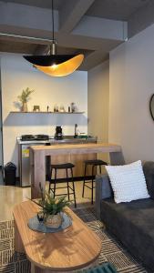 een woonkamer met een bank en een tafel bij Familiar106-107 in Medellín