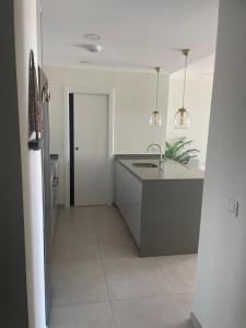 Η κουζίνα ή μικρή κουζίνα στο Ocean Homes Deluxe +19 φωτογραφίες