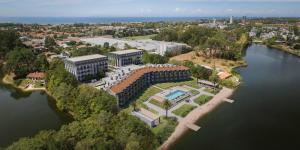 eine Luftansicht eines Gebäudes auf einer Insel im Wasser in der Unterkunft Edificio Lawa Calyptus in Montevideo