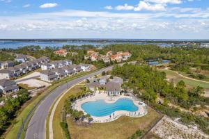 una vista aerea di un resort con piscina e strada di Dragonfly Dunes a Perdido Key