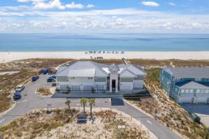 una vista aerea di una casa e della spiaggia di Dragonfly Dunes a Perdido Key