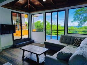 Posezení v ubytování Casa Colibri Tropical Ocean View 5 min to Beach