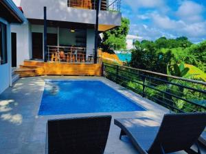 Bazén v ubytování Casa Colibri Tropical Ocean View 5 min to Beach nebo v jeho okolí