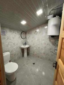 Koupelna v ubytování Eco Chalet Mestia