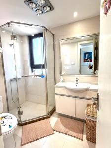 une salle de bain avec douche, lavabo et toilettes dans l'établissement Judy and George's Shanghai Homestay near Hongqiao Airport and Train Station, à Shanghai