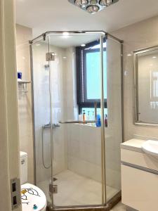 une salle de bain avec une douche avec des toilettes et un lavabo dans l'établissement Judy and George's Shanghai Homestay near Hongqiao Airport and Train Station, à Shanghai 53 autres photos