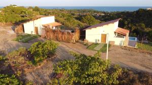 een luchtfoto van een huis op een heuvel bij Latitude Bargada in Japaratinga