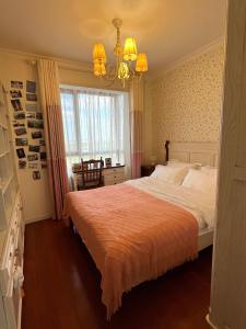 une chambre avec un grand lit et une fenêtre dans l'établissement Judy and George's Shanghai Homestay near Hongqiao Airport and Train Station, à Shanghai