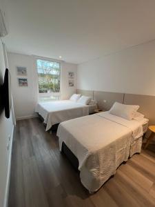 a hotel room with two beds and a window at Apartamento Adalmar 201 in San Andrés