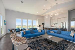 Et opholdsområde på Luxury Stunning Gulf Views Pool Elevator