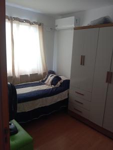 Ένα ή περισσότερα κρεβάτια σε δωμάτιο στο Cantinho do conforto