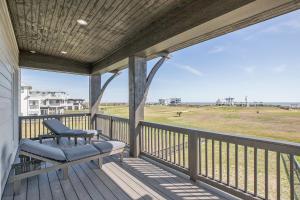 En balkon eller terrasse på Luxury Stunning Gulf Views Pool Elevator