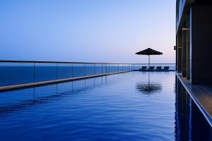 バト・ヤムにあるחדר על הים בבת יםの隣のスイミングプール(傘付)