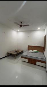 En eller flere senge i et værelse på Vimal bhavan