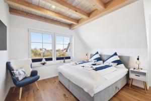 Giường trong phòng chung tại Rügenzauber Reetdachhaus mit Sauna u Kamin Strandnähe Garten