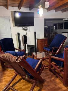 ハラバコアにあるWooden Paradise in Jarabacoaのリビングルーム(椅子2脚、薄型テレビ付)