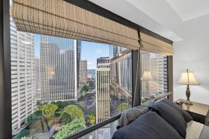 ホノルルにあるChic DT Honolulu Executive Condo condoの市街の景色を望む大きな窓