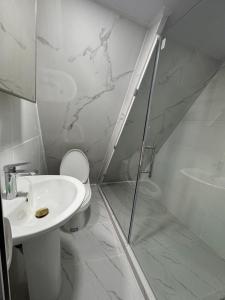 ハラバコアにあるWooden Paradise in Jarabacoaのシャワーと洗面台を備えた白いバスルーム