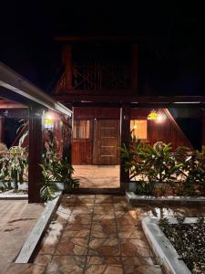 ハラバコアにあるWooden Paradise in Jarabacoaの夜間入口 +14枚の写真