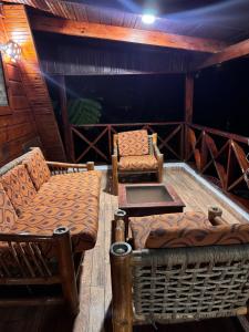 ハラバコアにあるWooden Paradise in Jarabacoaのバルコニー(椅子2脚、テーブル付)