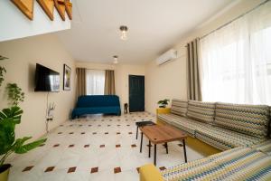 Posezení v ubytování 2 bedroom house near the beach