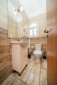 Koupelna v ubytování 2 bedroom house near the beach