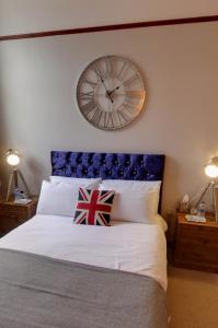 1 dormitorio con un reloj grande sobre una cama en The Bridge inn, en Stone