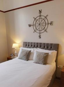 ストーンにあるThe Bridge innの壁に航海標識が描かれた大きな白いベッド
