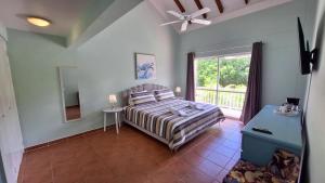 Postel nebo postele na pokoji v ubytování PLAYA BLANCA GOLF and BEACH VILLA + 35 fotografií