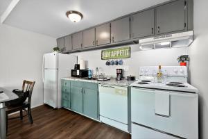 Kuchyň nebo kuchyňský kout v ubytování Game Day Ready Walk to Big House, U-M Campus & UM Hospital + 19 fotografií