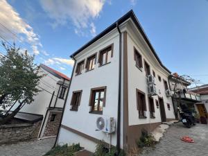 Το κτήριο όπου στεγάζεται  το διαμέρισμα