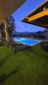 a swimming pool in the yard of a house at Bas de villa avec piscine in Moltifao