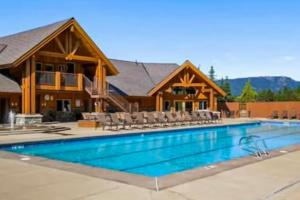 罗纳德Cascade Cozy at Roslyn Ridge Resort的一栋房子前面有游泳池