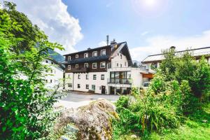 a large white building with a black roof at Hotel Hoferhaus in Neukirchen am Großvenediger