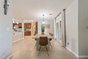 斯科茨Scottsdale Clubhouse - For 10的带桌椅的餐厅和厨房