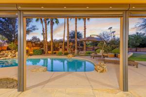 斯科茨Scottsdale Clubhouse - For 10的可以看到房子的游泳池