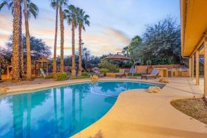 斯科茨Scottsdale Clubhouse - For 10的院子里有棕榈树的游泳池 更多34张照片