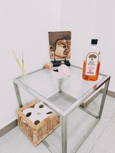 a glass table with a bottle of whiskey and a basket at Amplia y Luminosa habitacion en el centro de La Laguna in La Laguna +14 photos