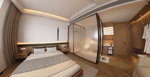 Un dormitorio con una cama grande en una habitación. en Polar Nook Hotel, en Rovaniemi