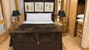 Cette chambre comprend un grand lit et 2 lampes. dans l'établissement TOP quarto Stay Inn hotel 3 min Av Paulista, à São Paulo 101 autres photos