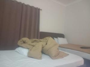 Ένα ή περισσότερα κρεβάτια σε δωμάτιο στο pound daily