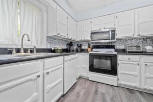 Η κουζίνα ή μικρή κουζίνα στο Luxury Living On Macotera Place