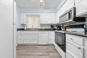 Η κουζίνα ή μικρή κουζίνα στο Luxury Living On Macotera Place