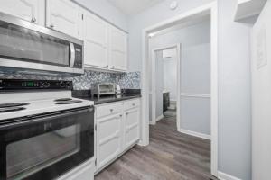 Η κουζίνα ή μικρή κουζίνα στο Luxury Living On Macotera Place