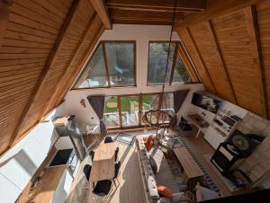 - une vue de tête sur un salon doté de fenêtres dans l'établissement Vila Presjenica, à Bunovci